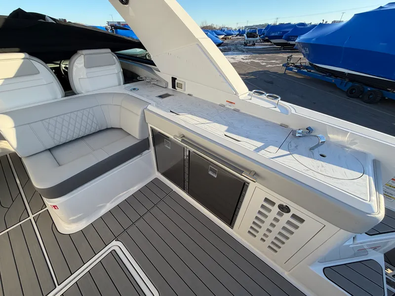 Slide: The Image of Sea Ray SLX 400 2026 - 9