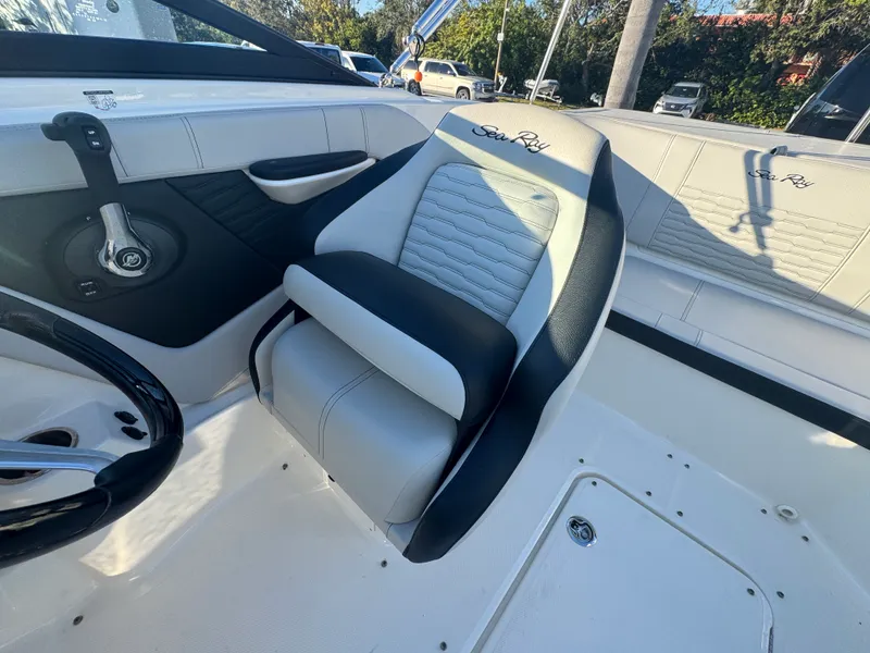 Slide: The Image of Sea Ray SPX 190 OUTBOARD 2021 - 13
