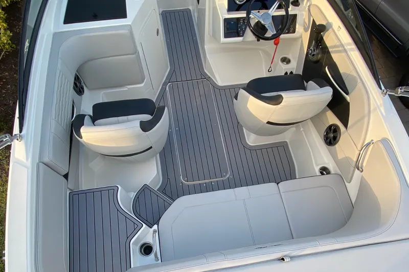 Slide: The Image of Sea Ray SPX 190 OUTBOARD 2021 - 24