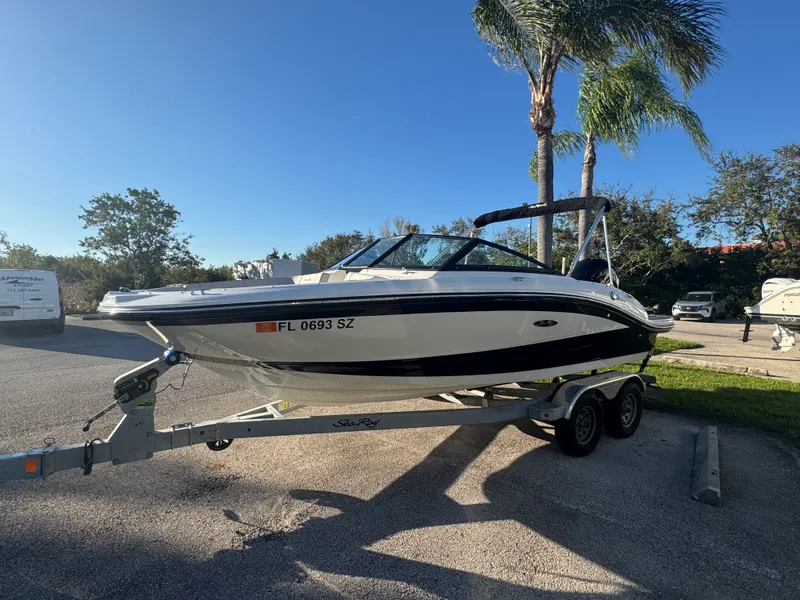 Slide: The Image of Sea Ray SPX 190 OUTBOARD 2021 - 6