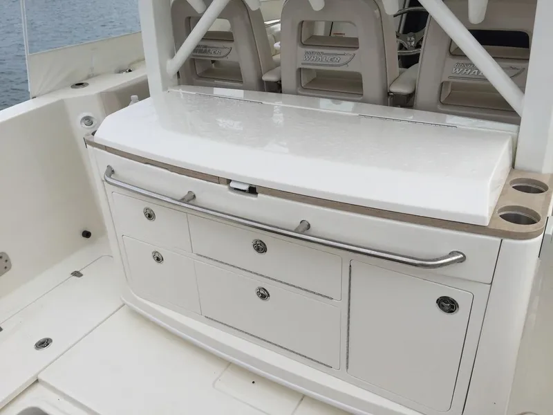 Slide: The Image of Boston Whaler 380 Outrage 2026 - 10