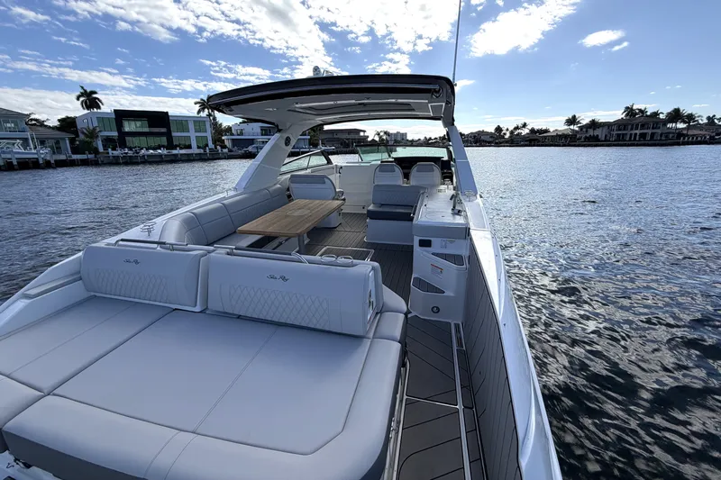 Slide: The Image of Sea Ray SLX 400 Outboard 2026 - 11