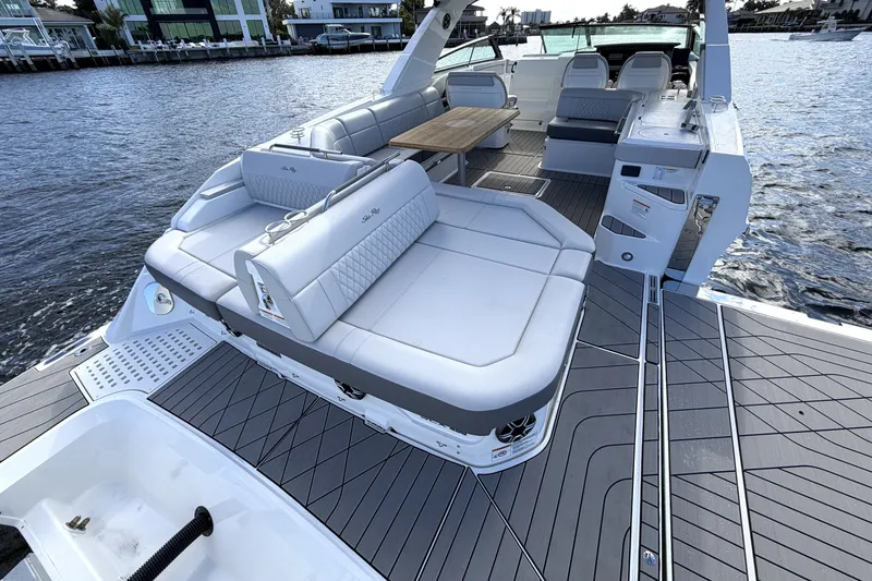 Slide: The Image of Sea Ray SLX 400 Outboard 2026 - 13