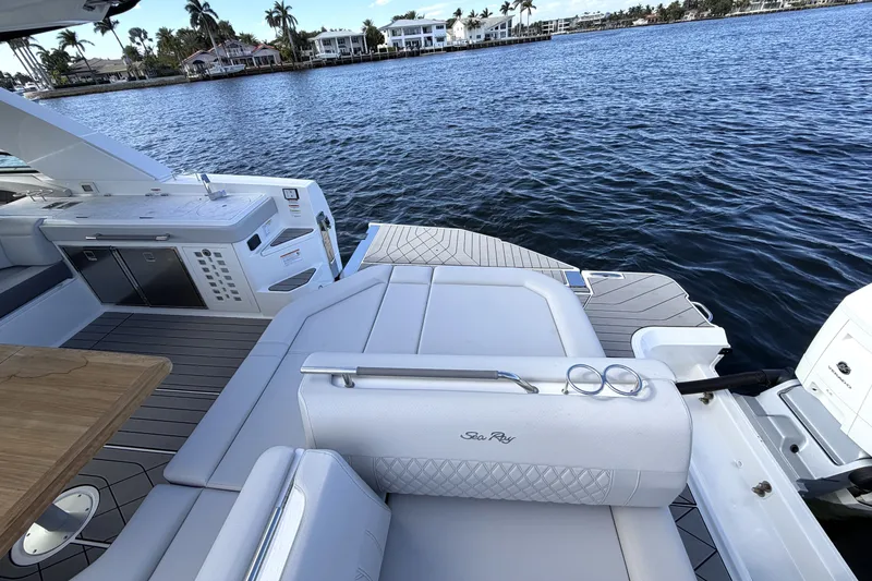 Slide: The Image of Sea Ray SLX 400 Outboard 2026 - 14