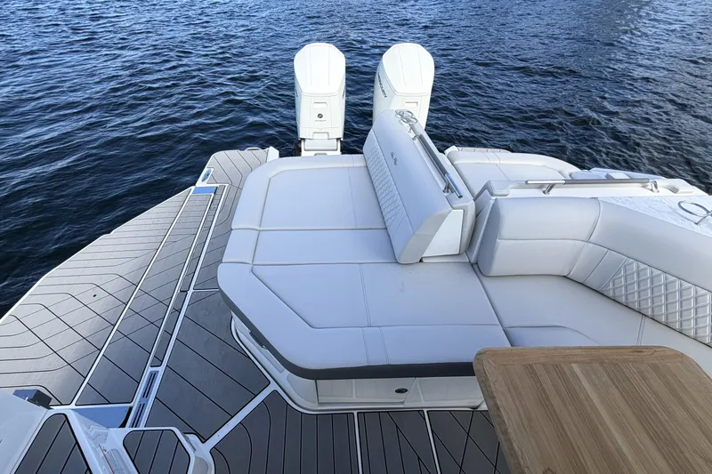 Slide: The Image of Sea Ray SLX 400 Outboard 2026 - 16