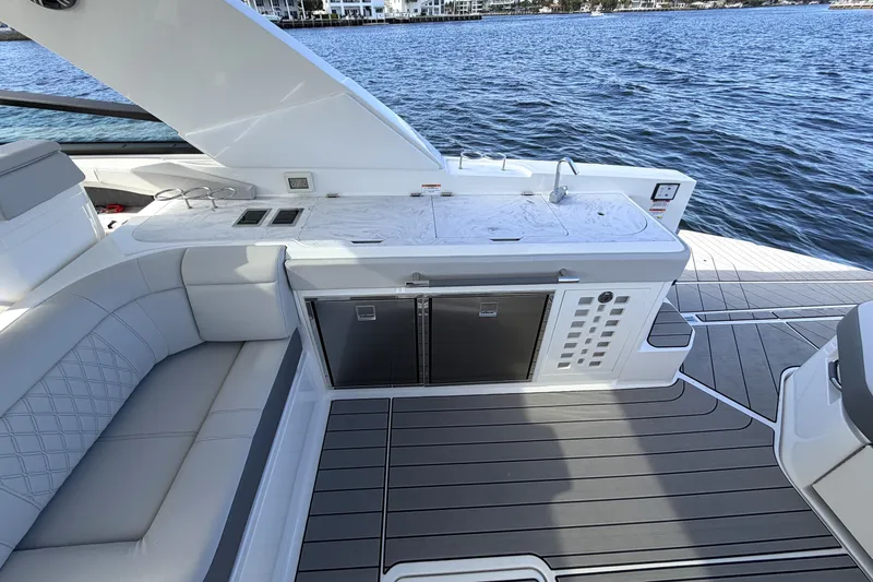 Slide: The Image of Sea Ray SLX 400 Outboard 2026 - 18