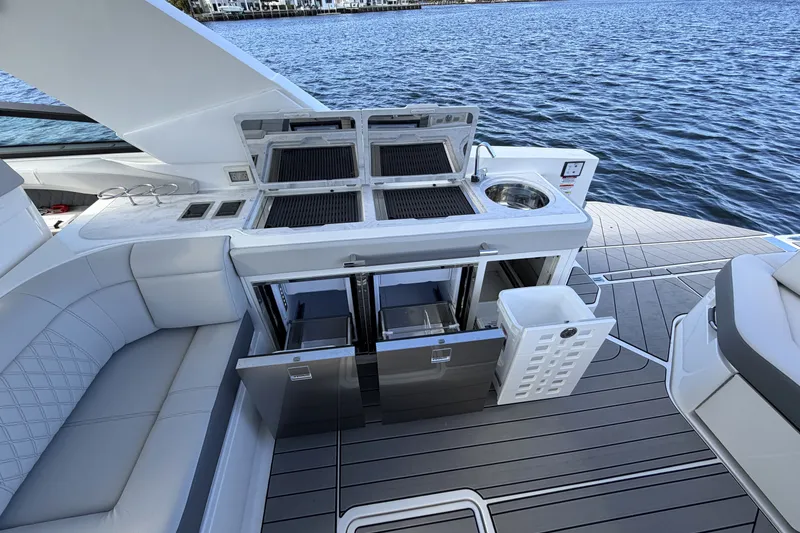 Slide: The Image of Sea Ray SLX 400 Outboard 2026 - 19