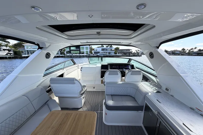 Slide: The Image of Sea Ray SLX 400 Outboard 2026 - 22