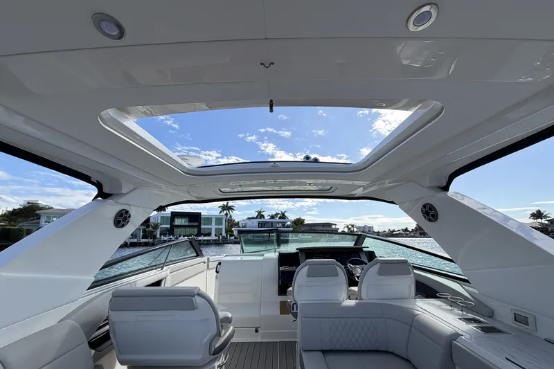 Slide: The Image of Sea Ray SLX 400 Outboard 2026 - 23