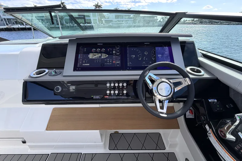 Slide: The Image of Sea Ray SLX 400 Outboard 2026 - 25