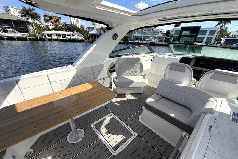 Slide: The Image of Sea Ray SLX 400 Outboard 2026 - 28