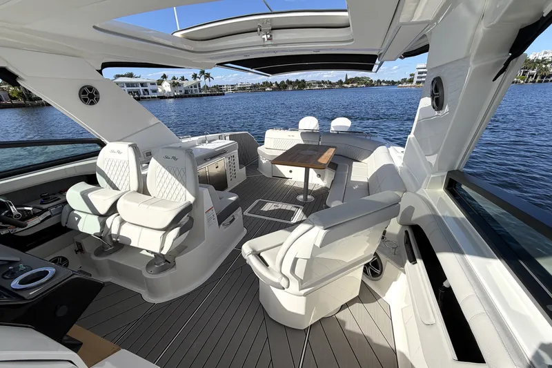 Slide: The Image of Sea Ray SLX 400 Outboard 2026 - 29