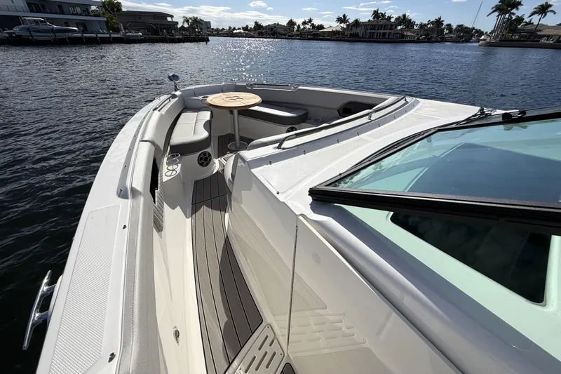 Slide: The Image of Sea Ray SLX 400 Outboard 2026 - 31