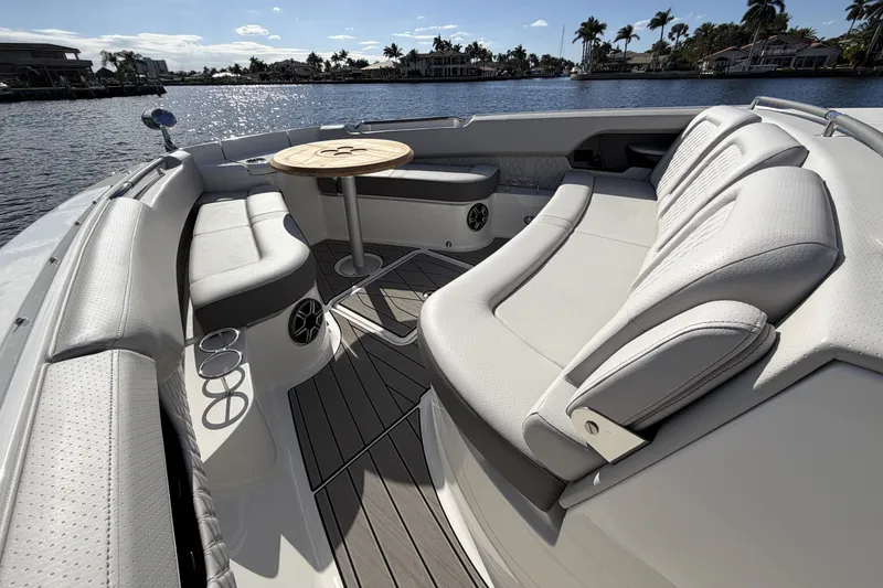 Slide: The Image of Sea Ray SLX 400 Outboard 2026 - 33