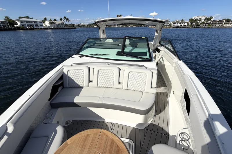 Slide: The Image of Sea Ray SLX 400 Outboard 2026 - 35