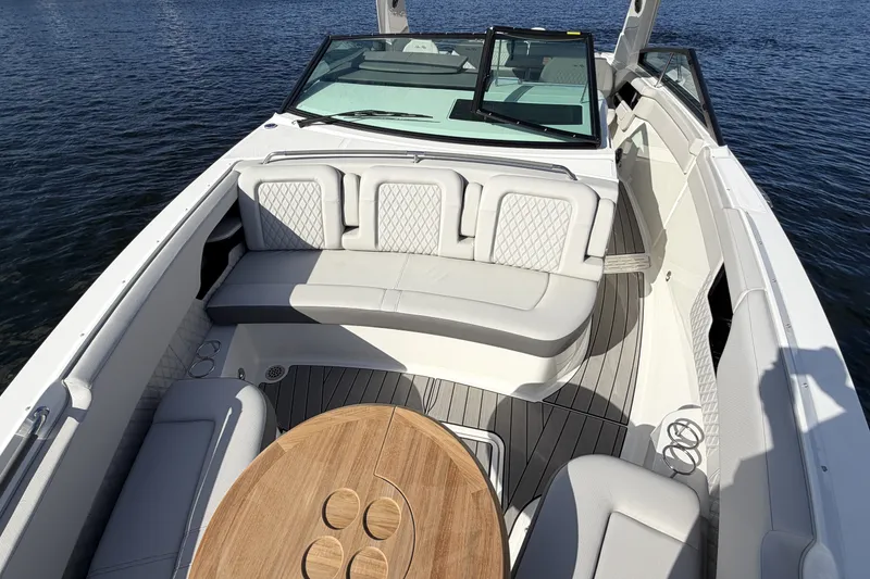 Slide: The Image of Sea Ray SLX 400 Outboard 2026 - 36