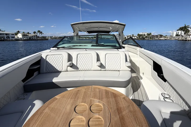 Slide: The Image of Sea Ray SLX 400 Outboard 2026 - 37