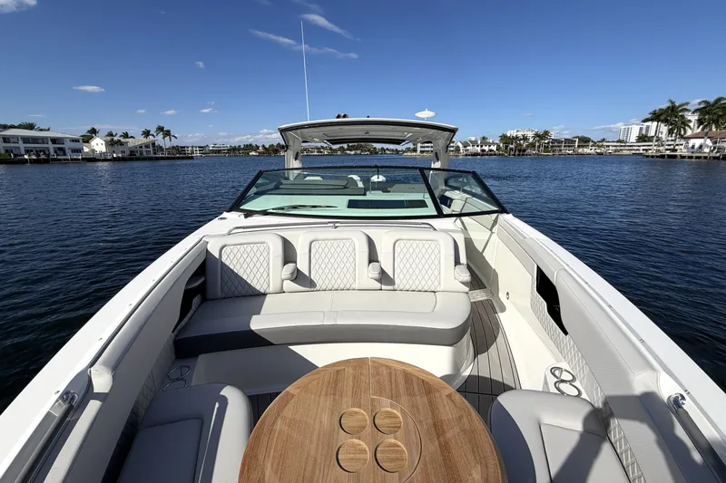 Slide: The Image of Sea Ray SLX 400 Outboard 2026 - 38