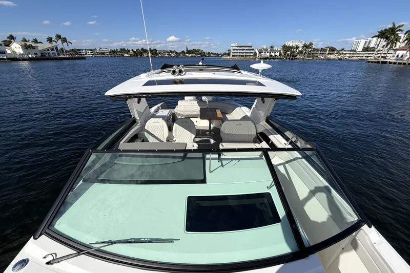 Slide: The Image of Sea Ray SLX 400 Outboard 2026 - 39