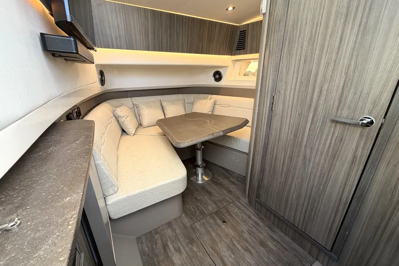 Slide: The Image of Sea Ray SLX 400 Outboard 2026 - 41