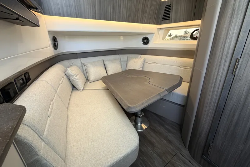 Slide: The Image of Sea Ray SLX 400 Outboard 2026 - 42