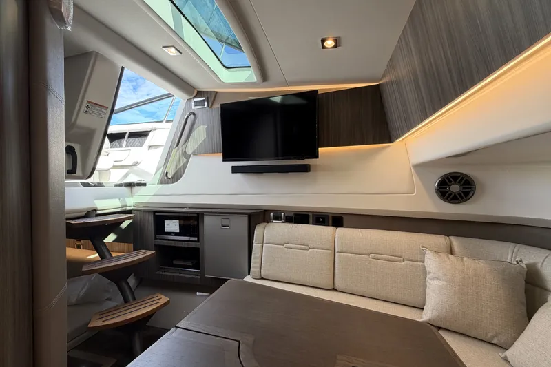 Slide: The Image of Sea Ray SLX 400 Outboard 2026 - 43