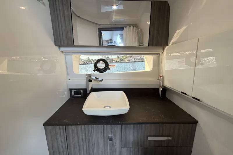 Slide: The Image of Sea Ray SLX 400 Outboard 2026 - 44