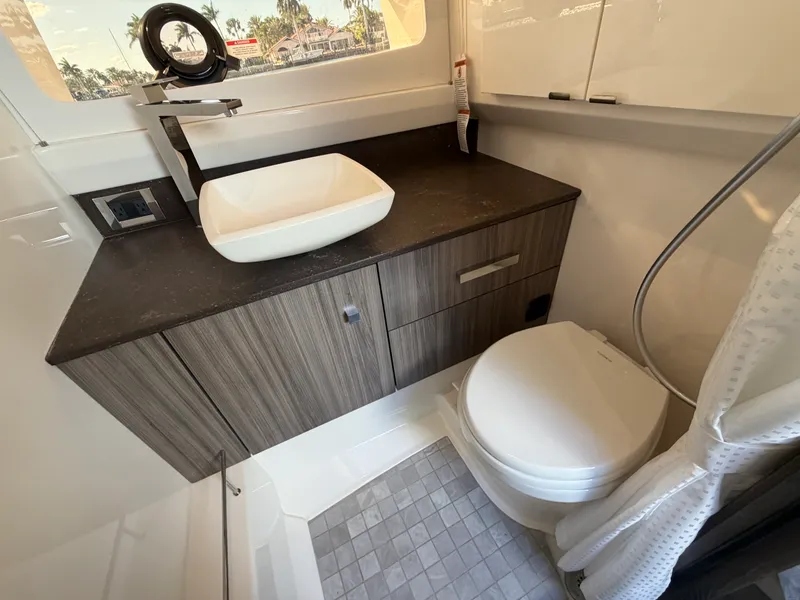 Slide: The Image of Sea Ray SLX 400 Outboard 2026 - 45