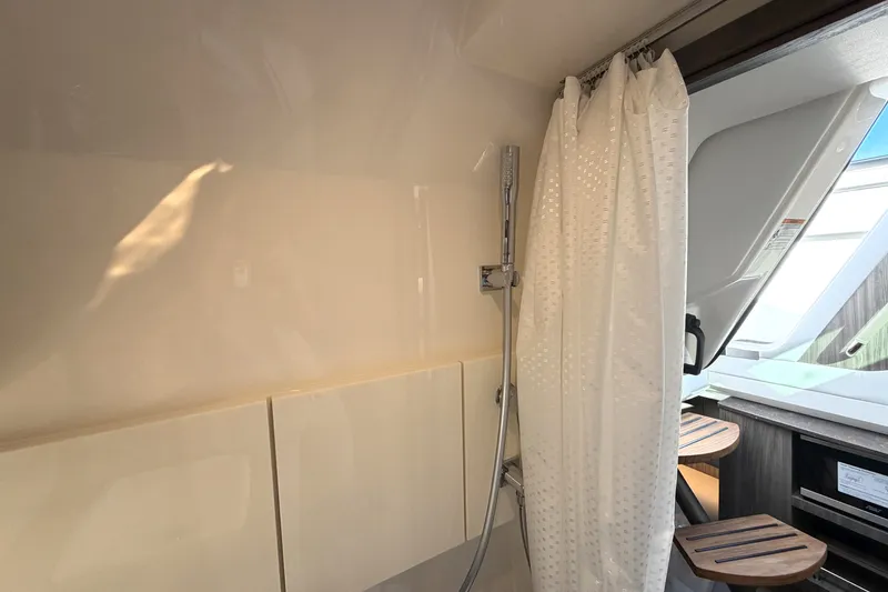 Slide: The Image of Sea Ray SLX 400 Outboard 2026 - 46