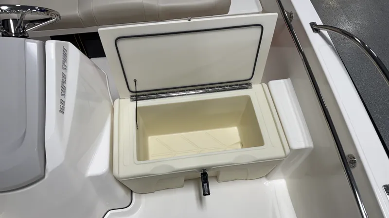 Slide: The Image of Boston Whaler 160 Super Sport 2026 - 42