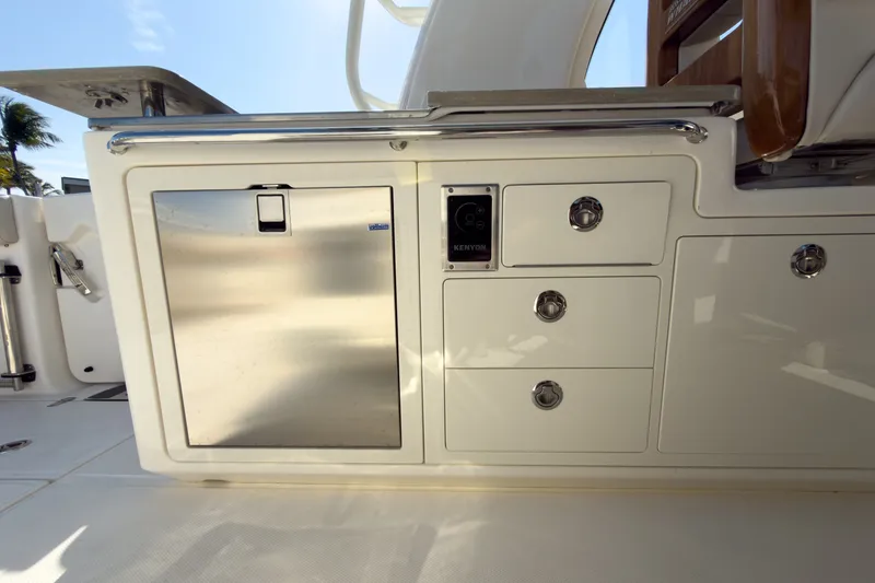 Slide: The Image of Boston Whaler 380 Realm 2026 - 10