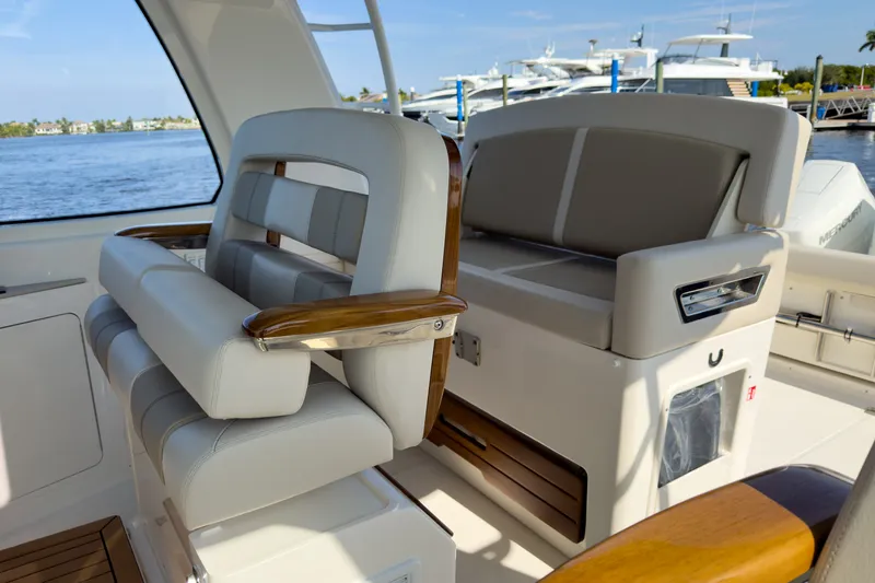Slide: The Image of Boston Whaler 380 Realm 2026 - 12