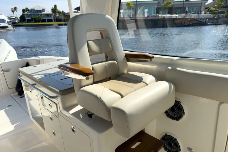 Slide: The Image of Boston Whaler 380 Realm 2026 - 15