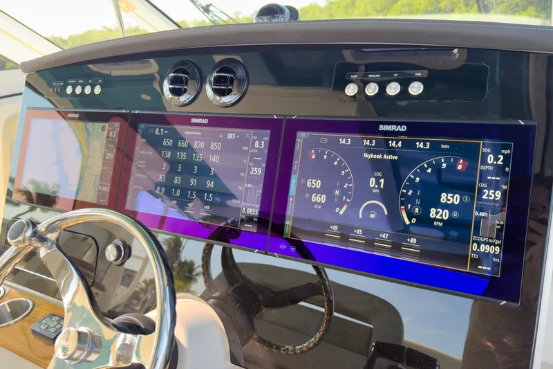 Slide: The Image of Boston Whaler 380 Realm 2026 - 16
