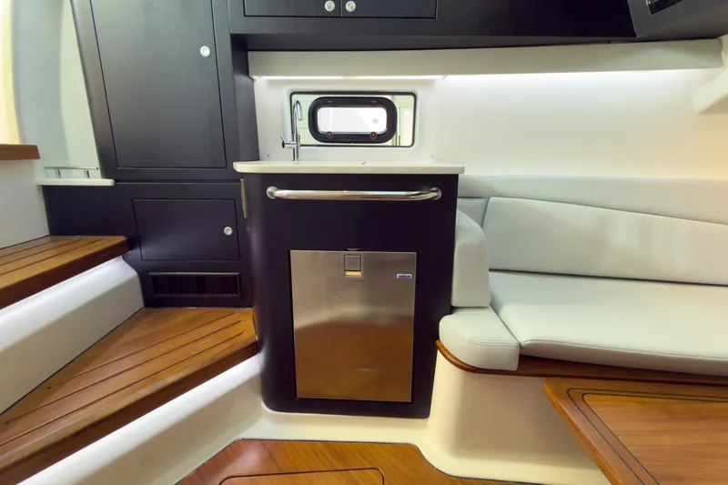 Slide: The Image of Boston Whaler 380 Realm 2026 - 19
