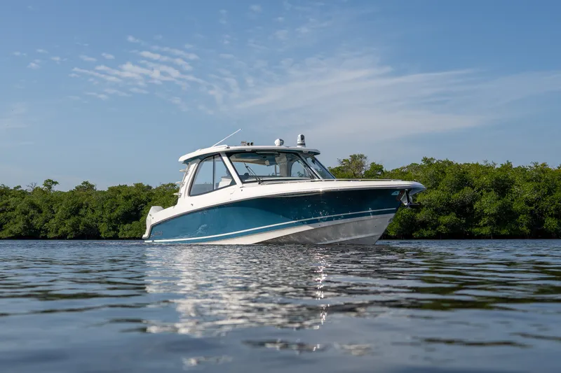 Slide: The Image of Boston Whaler 380 Realm 2026 - 32