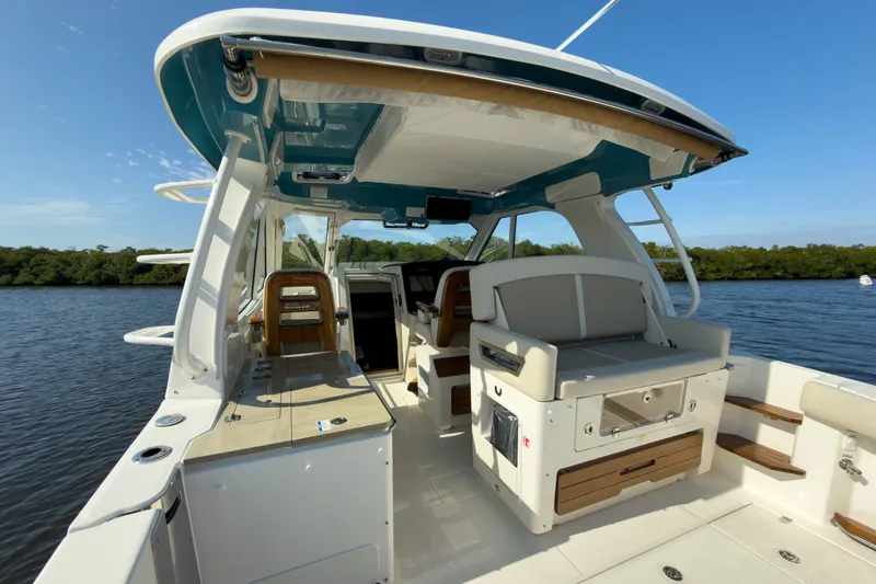 Slide: The Image of Boston Whaler 380 Realm 2026 - 4