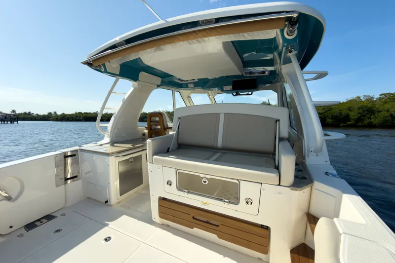 Slide: The Image of Boston Whaler 380 Realm 2026 - 5