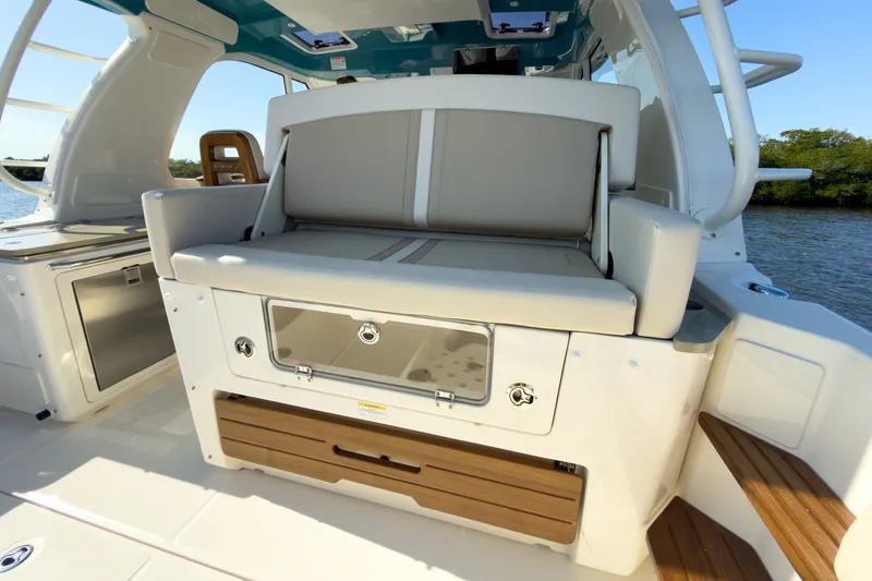 Slide: The Image of Boston Whaler 380 Realm 2026 - 6