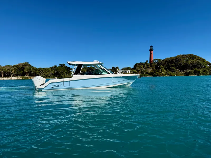 The Image of Boston Whaler 330 Vantage 2026 - 0