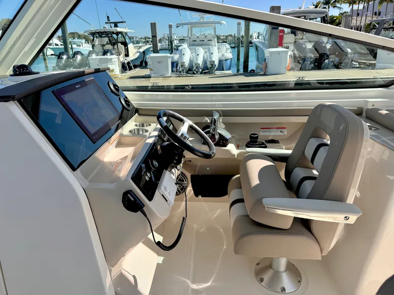 Slide: The Image of Boston Whaler 330 Vantage 2026 - 10