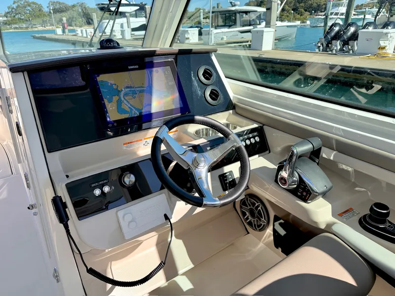Slide: The Image of Boston Whaler 330 Vantage 2026 - 13