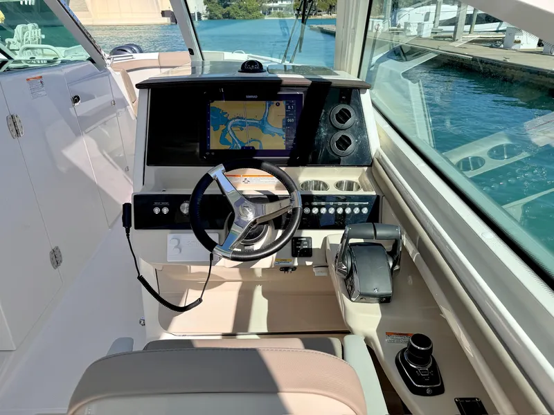 Slide: The Image of Boston Whaler 330 Vantage 2026 - 14