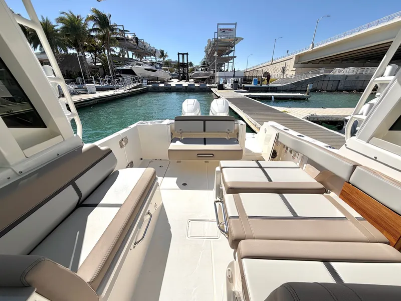 Slide: The Image of Boston Whaler 330 Vantage 2026 - 18