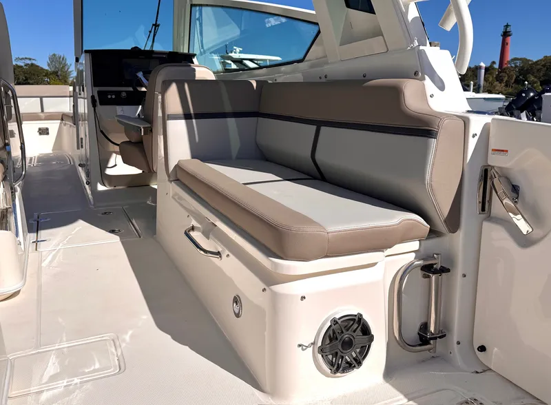 Slide: The Image of Boston Whaler 330 Vantage 2026 - 19