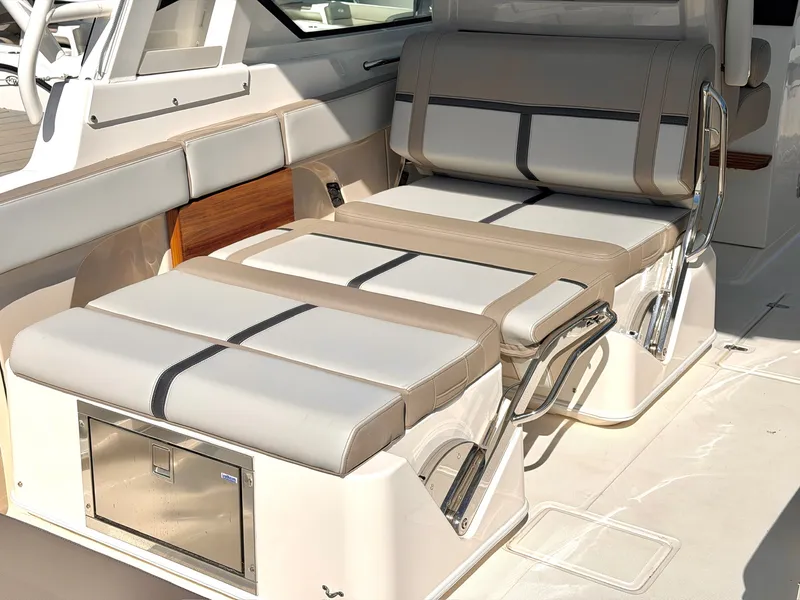 Slide: The Image of Boston Whaler 330 Vantage 2026 - 20