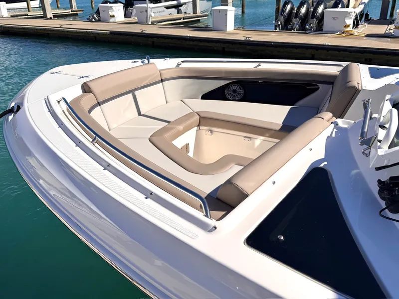 Slide: The Image of Boston Whaler 330 Vantage 2026 - 21