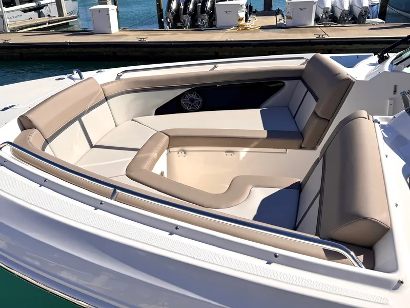 Slide: The Image of Boston Whaler 330 Vantage 2026 - 22