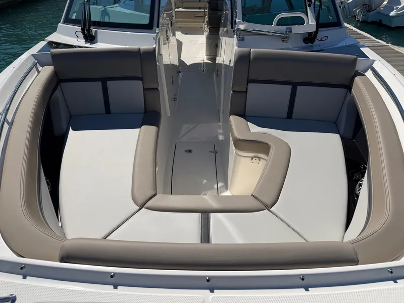 Slide: The Image of Boston Whaler 330 Vantage 2026 - 25