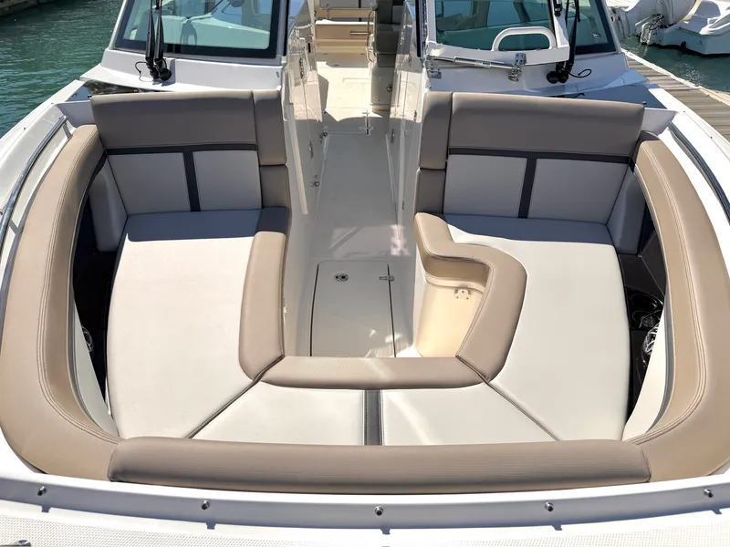 Slide: The Image of Boston Whaler 330 Vantage 2026 - 26